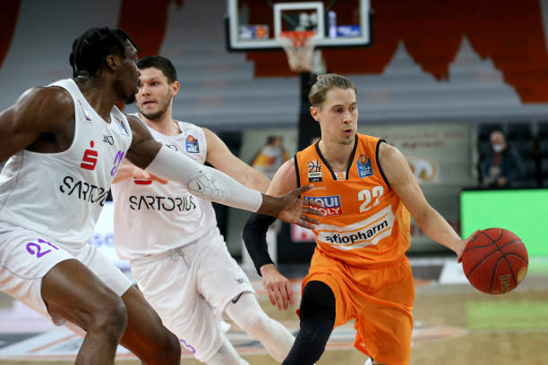 烈的背景下 烈的背景下