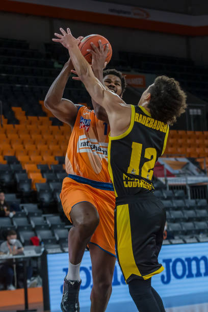 不仅是对裁 不仅是对裁