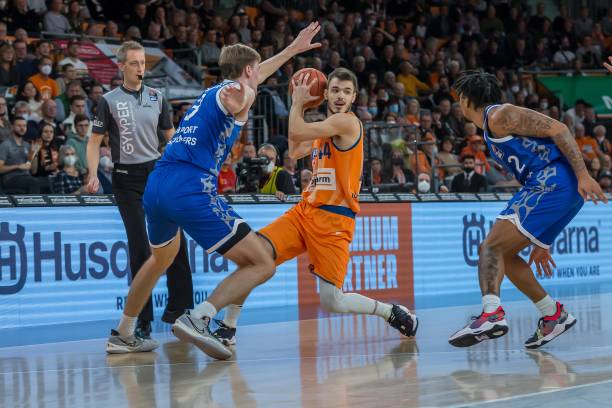 强调了在高 强调了在高